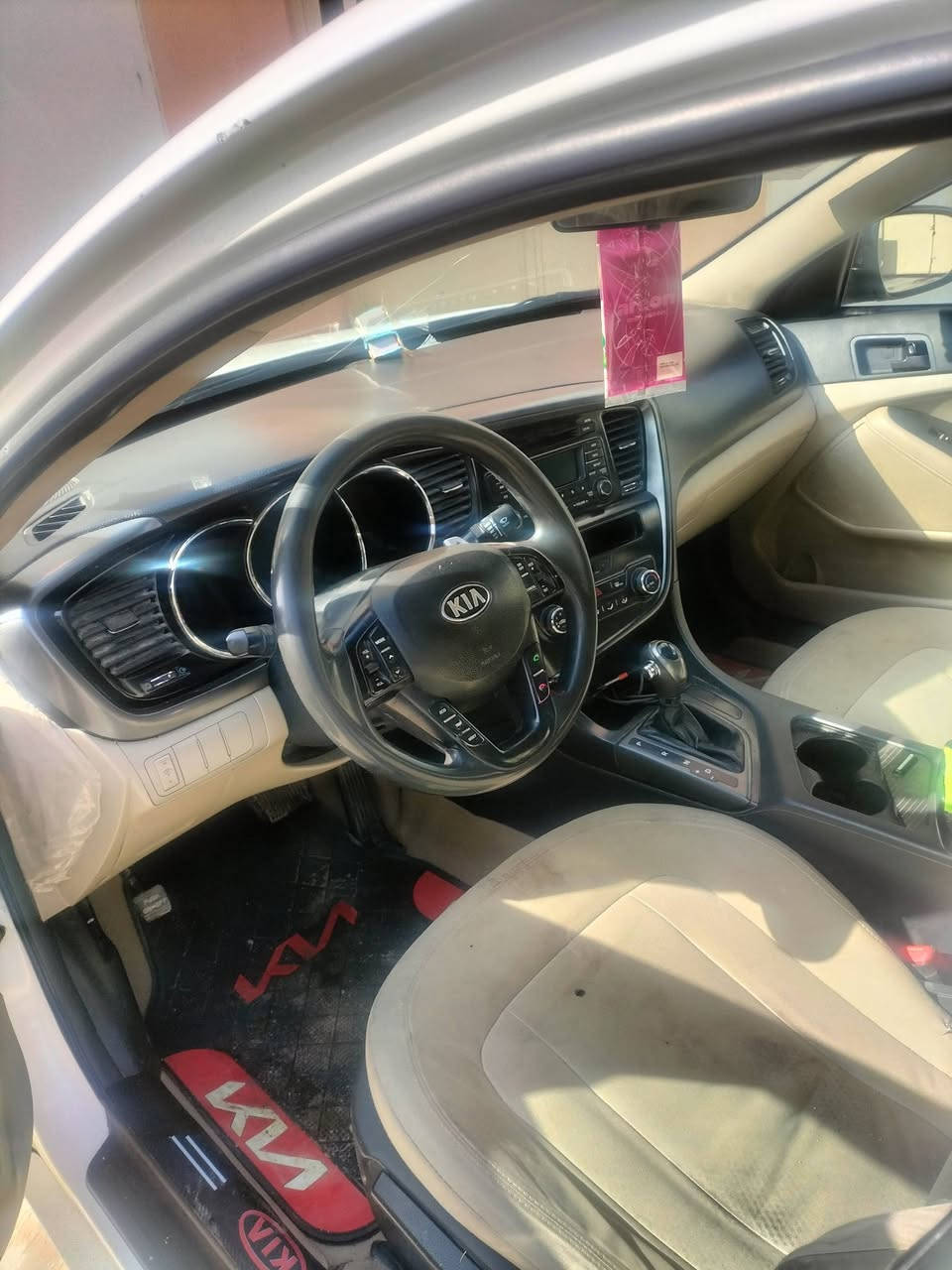 سلام وعليكم سياره وبتيمه موديل 11وارد خليجي بيه تلث قطع كدامك سونار بصوره رقم بصره سعر ميه وخمسه  وبيه مجال قليل مكان سياره قرنه شرش ***********
