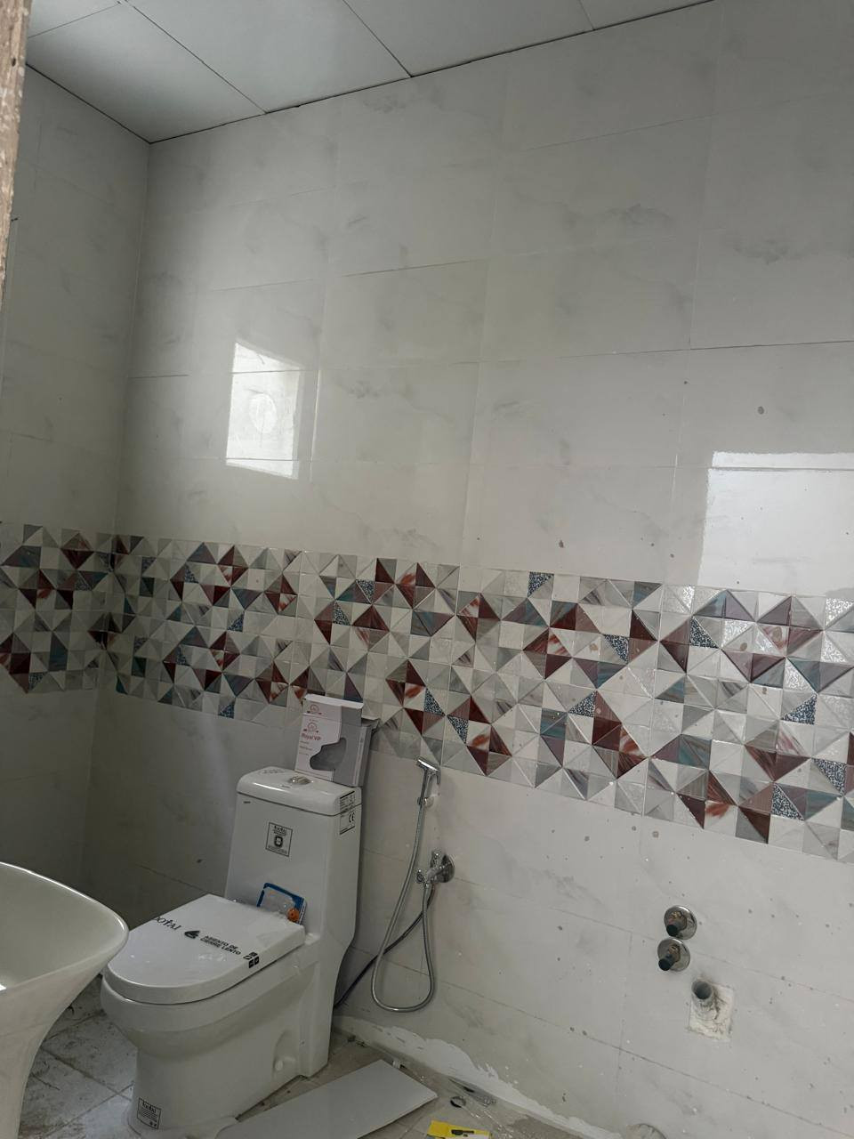 السلام عليكم يوجد دار للبيع مجمع دجله  تكريت الديوم طابق واحد مساحه 200 متر واجهه 10 نزال 20 شارع 15 تسليم شهر الثالث يتكون  من  مطبخ غرفتين النوم استقبال مجمع صحيات عدد اثنين 
السعر الكلي 135 مليون
واصل 55 مليون
عندي استلام المفتاح 15 مليون
بدون قسط  سنوي 
القسط الشهري مليون فقط
الدار بدون مبادره
الاستفسار على الرقم ***********
