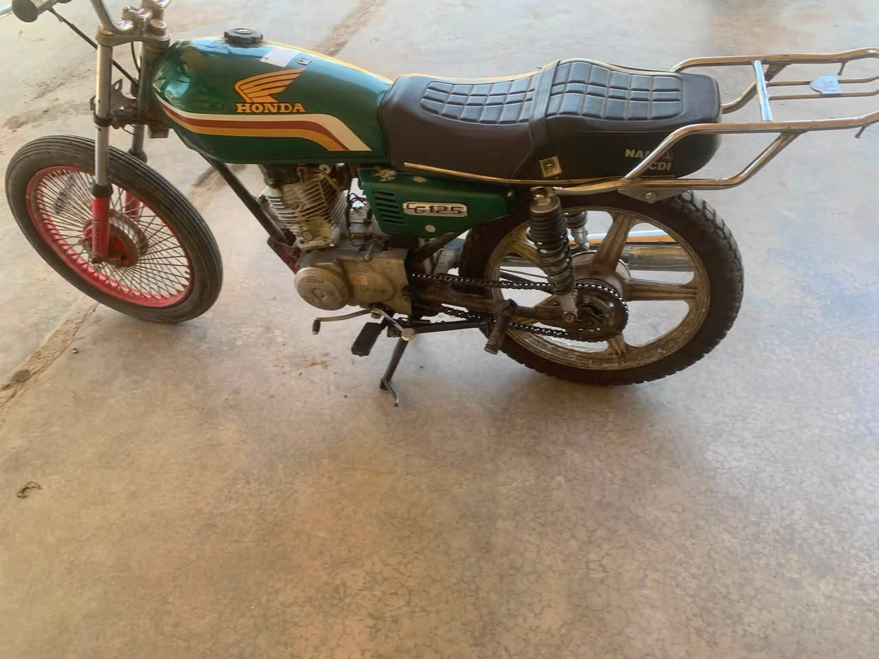 *🏍️ للبيع دراجة محرك إرشاء ايراني 
- دراجة ايراني  4 كير
- المحرك: ارشاء مفتوحه مابيها صوت ناعمه 
- *مكفولة*: ما بيها نضوح ولا تنغيص ولا تبخير
- المحرك نظيف والسحب قوي
- اقتصادية بالبانزين وتتحمل شغل
- كهربائيات ضفيرة كاملة بس تشد 
- دراجة خير من الله وتستاهل
*السعر*: انطي سعرك *وبيها مجال بسيط للشراي*
*المكان*: بغداد ابو غريب 
*للاستفسار*: خاص او اتصال [***********]
‭***********
الشراي  يجي يشوف ويفحص بكيفه. لا تبخصوني الله يرزق الجميع
