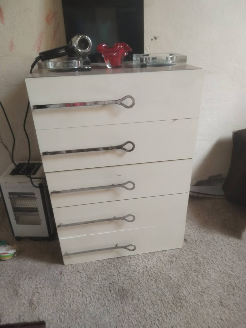 ميز مال مكياج اوزاوية ملابس اوميز جرارات اربعة كلهن سعرهن 150النوعية تركيات درجة اولى كلش نضيفات ***********
