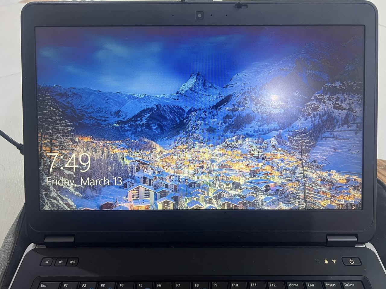 متاح لابتوب مع كامل ملحقاته
السعر 150
الجهاز نظيف 100‎%‎


**إذا كنت صاحب هذا الإعلان وتريد حذفه لأي سبب، رجاءا أرسل رسالة إلى الدعم الفني**