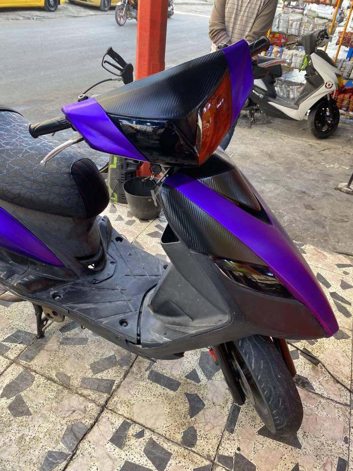 السلام عليكم ثعلب للبيع دراجه كفاله عامه رمبه مكينه بلاديه مكفوله نضوح وتبخير وتنقيص دراجه فول نعومه توكف يمهه متسمع صوتهه كهربايات كلهه شغاله دراجه مابيه نقص برغي شغل واطلع سلف هندر لايت بكلايت هورن دراجه شلعه معدل كفرات مغلفه لونهن جارد فقط تغليف درجه أولى رايدهه ٦٥٠ مكاني اعضميه ***********
