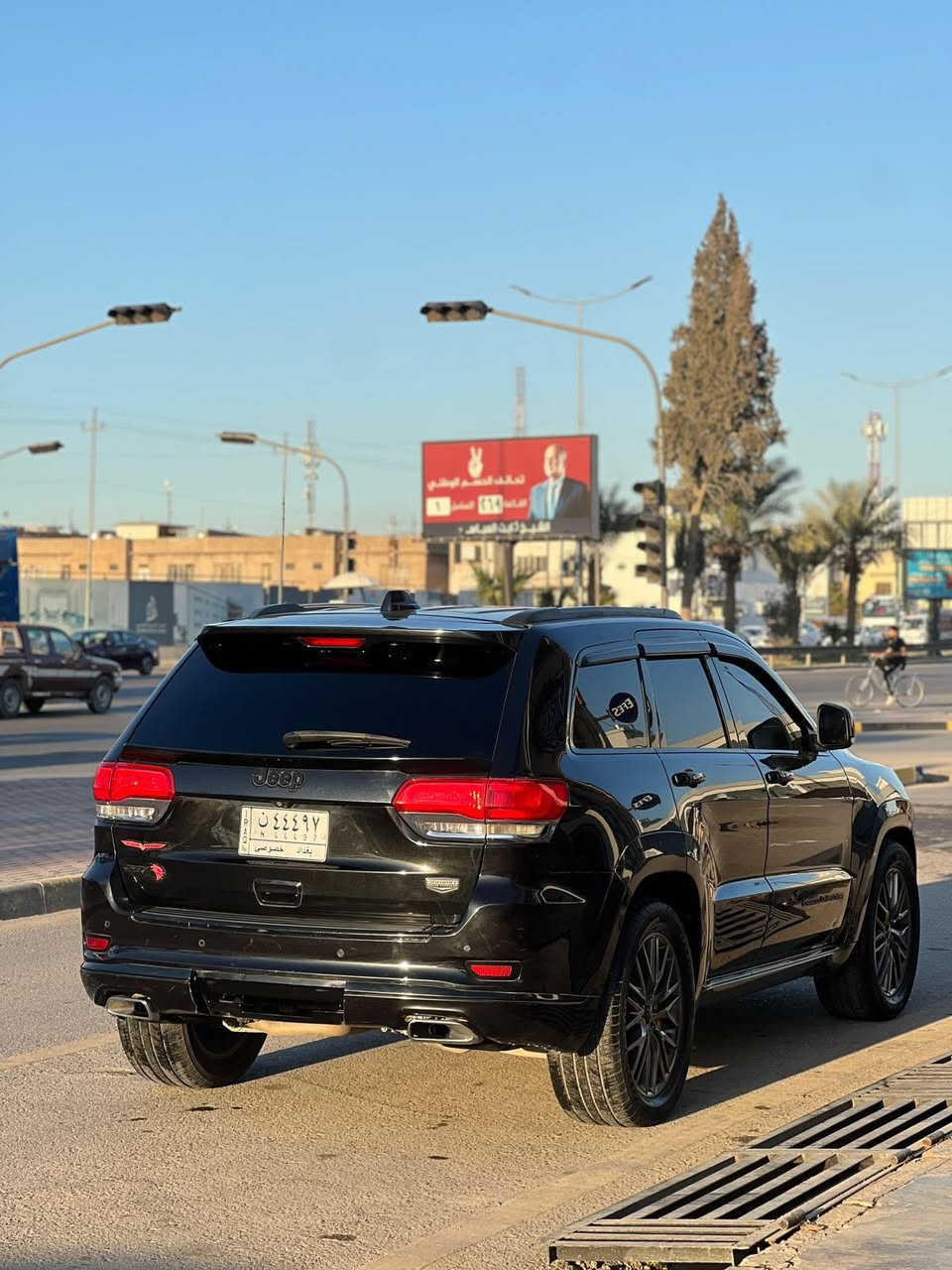 السلام عليكم
جيب 2014 فئة سومت(اعلى فئة بالجيب) 
رقم بغداد مميز ( تحويل مباشر)
قطعتين صبغ فقط بدون دواخل شرط الفحص 
السيارة فول الفول عدا الجگات
السيارة ماشية 150 الف 
مواصفاتها معروفة 
الون اسود 
بانوراما
رادار امامي وجانبي
شفتات 
حساسات امامي خلفي
توقف ذاتي 
بصمة تشغيل
بصمة أبواب 
تشغيل عن بعد
گير طيارة
داخل اسود كنتاره 
تبريد 3 قطع
ويل كب 20
وبعد بيها هواي مواصفات
السياره مصروف عليها وما متعوبه مال جناي بعد احلى من الصور
السعر 255 بيها مجال
مكان السياره الموصل 
للاستفسار ‭0770 539 5074‬
