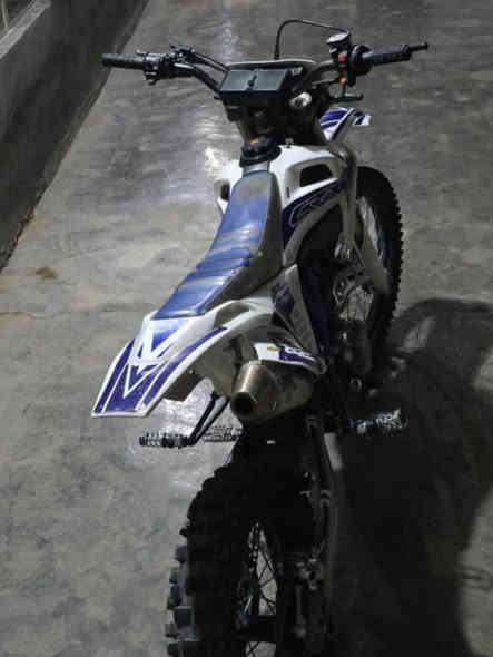 سلام عليكم 
قفاز للبيع موديل 2024 
مكينه 250
أوراق مكفوله من كلشي 
اي عيب مابي 
سعره مليون و ١٠٠ بي مجال 
مكان خانقين 
تلفون/***********
