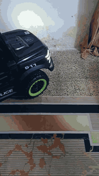 السلام عليكم سياره شحن مال اطفال تحكم ريمونت او برجل لدات مسجل اواكس وفلاش للبيع ***********
