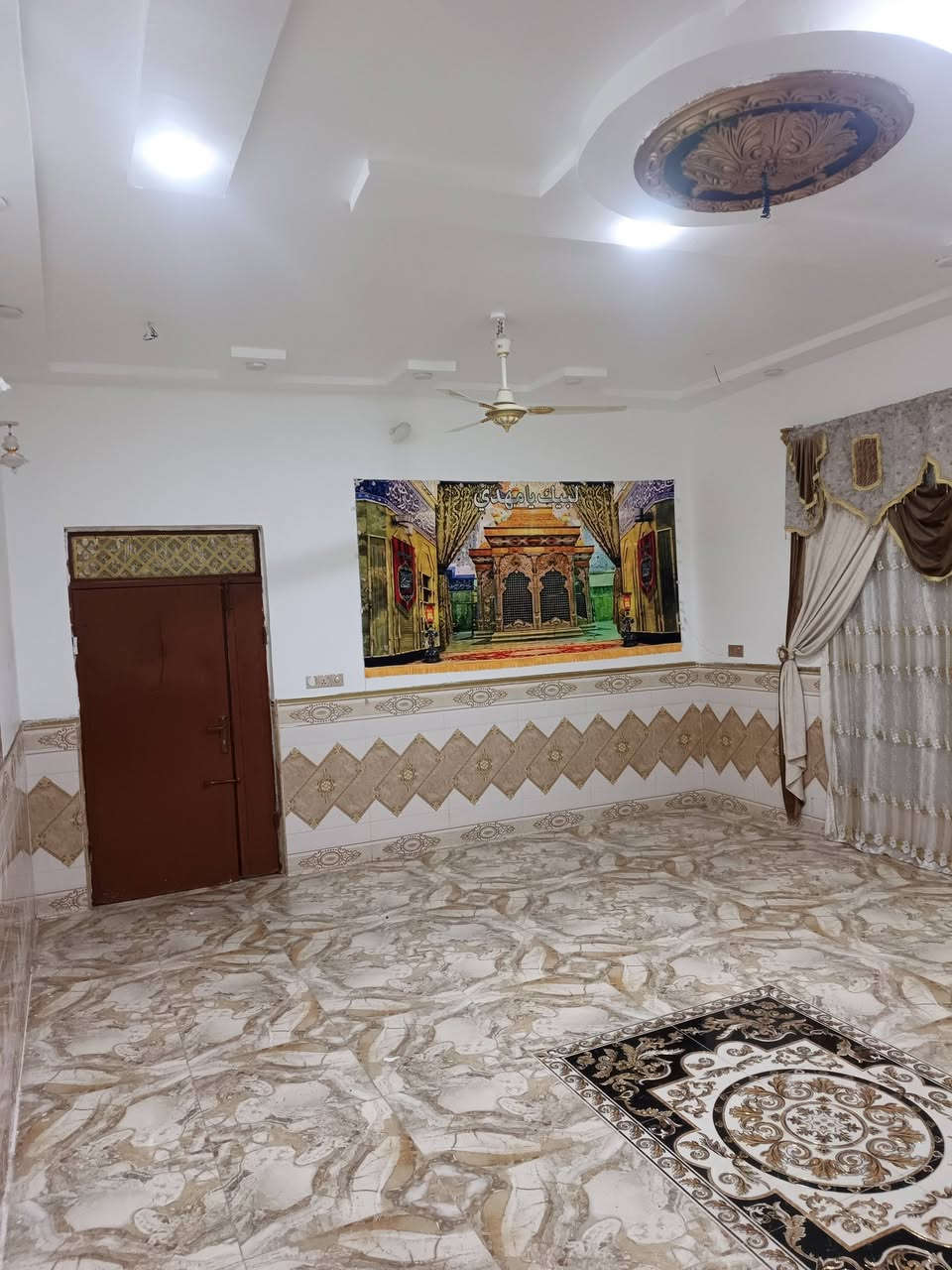 بيت في قضاء الحي منطقه حي الظباط وار قسم البلدي  البيت عباره عن بيتين المساحه 450 طابو صرف تحويل ثاني يوم صب طابرك البيت رقم// 1 // مطبخ سيراميك حديث //3 // طول // العرض// 4//  متر هو صاله //9//متر  طول عرض  //4 // متر   غرفتين نوم 💤 //هول طول 10 متر // 4 ونص // متر  // حديقه كبيره مع صحبات خارجيه سيراميك ////كراج يتسع سيارات عداد اثنين  عرض الشارع عشرن متر مع انترنيت مع موالد ذهبي  هذ تفصيل البيت رقم واحد 
------------------------------
اابيت الثاني عباره عن صاله //8 // متر طول // عرض // 5 // متر  غرفتين نوم 💤  مطبخ  سيراميك حديث  5 //طول // متر //عرض //4// متر حديقه كبيره  صحيات خارجيه سيراميك حديث السعر خاص  ***********
