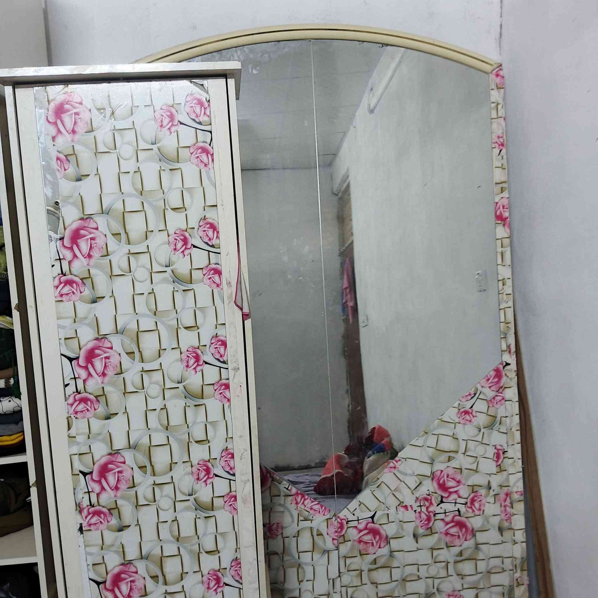 غرفه تركيا بيبان سلايت كامله الغرفه نقص بس جربايه حديد مخليها بلباب ونباكت . والتاج مو والبيبان يرادلهن سجه فقط وتترتب . الكنتور كلش نضيف .. وهاي كدام عيونگم شوفوها سعرها ١٥٠ الف بيها مجال للشراي وليريد يستفسر اگثر يتواصل واتساب *********** 
مكاني بغداد بالمدينه الحميديه
