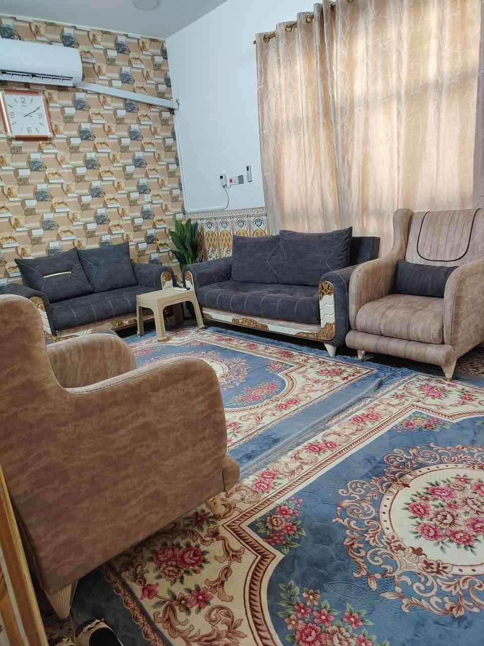 بيت للبيع ١٠٠متر واجهه ١٠ نزال ١٠مربع  سند ٢٥
٤غرف 
غرفه طابق أرضي
هول 
مطبخ 
ترك 
صحيات
الطابق الثاني ٣ غرف وصحيات
طابق ثالث بيتونه وسطح
بناء حديث العنوان الشعب الشارع العام مقابل بانزين خانه
سما بغداد للاستفسار اتصال ع رقم فقط للجادين
*********** ,
