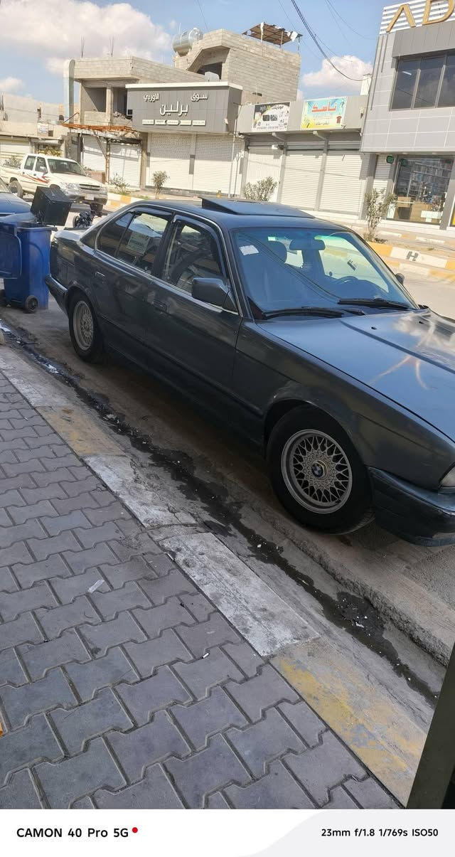 سلام عليكم BMW  للبيع موديل ١٩٨٩ حجم 520  گير عادي بدون ضربه بس صبغ حزام للجماليه    طخم ويل وتيرات جديد   *********** رقم موبايل   سعر ٤٣ $  بي مجال#

