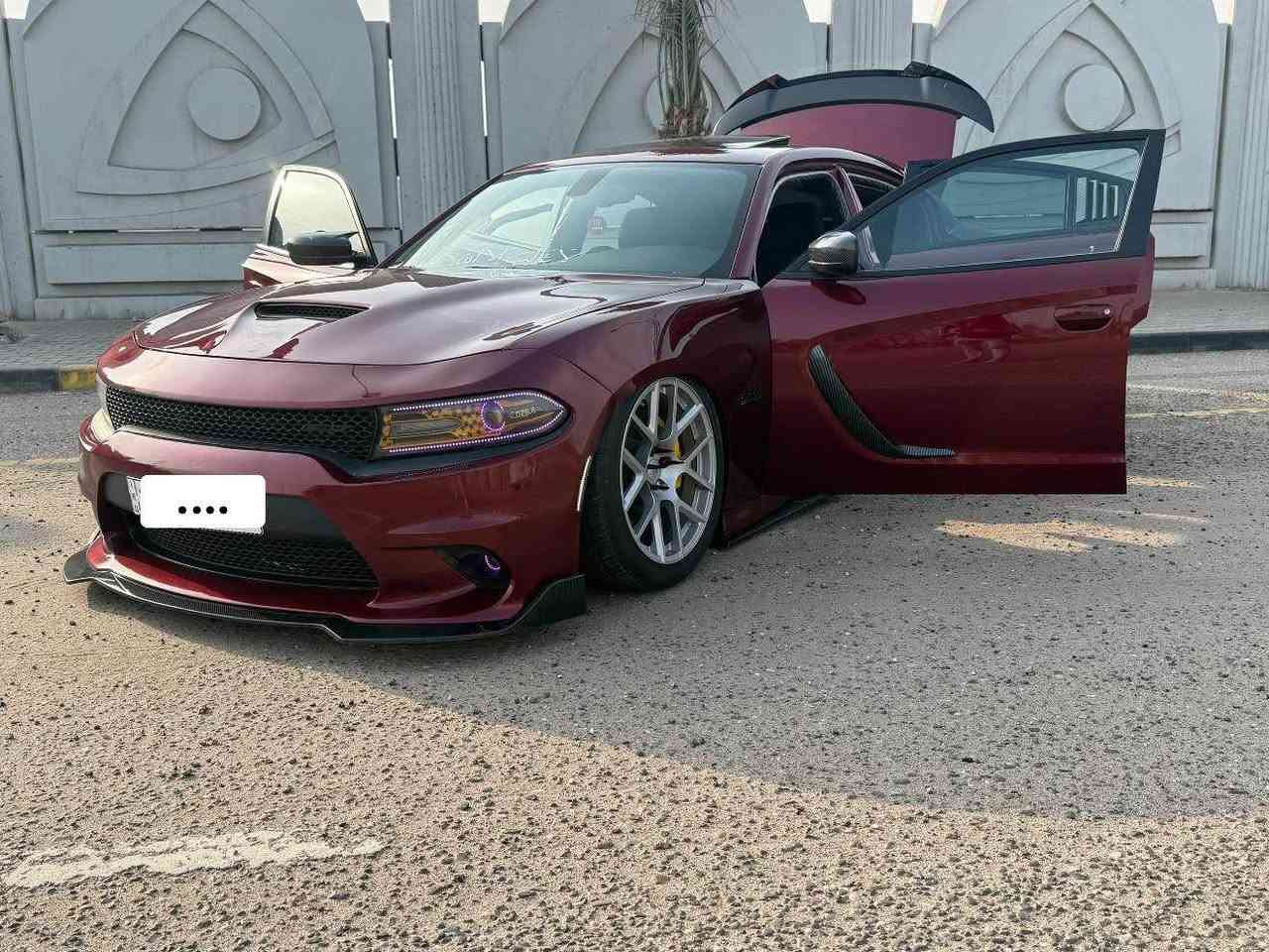 سكات باك 6.400🐝 دوج جارجر
سياره محتاجه خيال 💭
حادث قطعتين صبغ جاملق مع بنيد صور الحادث موجوده بلمنشور 
السياره فتحه كشن حضن تدفئه دركه تدفه
كشن كهرباء تحكم ستيرن شفتات هيتر مري
سياره جديده 
الاضافات العليها
داون بايب سل ستيل 3 انج
جوبلس اس ثري 3 كات باك المعرف لايعرف
دبات موبار وكاله اسود 
تفريغ البالك مع طلقات نغمه ولا غلطه
بوابات ريموت مرور ما مرور انسه
لد متحرك 360 حركه جميع الالوان 
ولف حماوه ريسنك شرط وكاله وبعده بضمان
برمجه البطل مصطفى ايكل🤍 اولاين فتح عقل دوانص مراوح شرط حماوه 85 العزم يخوف 🖤
كت كامل كاربون لحيه + دفيوزر خلفي لد متحرك + كفر مري بات مان + سكوب بوب +سكوب مثلث + دوس اس ارتي +زعانف دعامه خلفي كله كاربون 
 
شاشا كار بلي🪬

سياره ما متعوبه ماشيه 9 مايل 
 أبرز مواصفات دودج تشارجر سكات باك 2023 النداء الاخير 
لون مميز كرزي🍒 🍒♥️

 الأداء والمحرك

• المحرك: محرك 6.4 لتر HEMI V8 بالتنفس الطبيعي.

• القوة الحصانية: حوالي 485 حصاناً.

• عزم الدوران: حوالي 644 نيوتن متر (475 رطل قدم).

• ناقل الحركة: أوتوماتيكي ثماني سرعات (TorqueFlite).

• نظام الدفع: دفع خلفي (RWD).

• نظام العادم: مزدوج عالي الأداء مع صمام نشط لإصدار صوت مميز.

 المكابح والتعليق

• المكابح: نظام مكابح بريمبو (Brembo) عالي الأداء بأربعة مكابس في الأمام والخلف 

• التعليق: نظام تعليق رياضي مضبوط (Sport-tuned suspension) لتعزيز الأداء والتحكم.

• أوضاع القيادة: تتيح لك تخصيص إعدادات المحرك، وناقل الحركة، والتوجيه، والتعليق.

 المواصفات الخارجية

• التصميم: تصميم عضلي جريء ومميز لفئة سكات باك.

• الشبك الأمامي: شارة Scat Pack المميزة.

• الجنوط: جنوط ألومنيوم قياس 20 إنش بتصميم خاص لفئة سكات باك (قد تختلف حسب الحزمة).

• الواجهة الأمامية: غطاء محرك رياضي مع فتحات تهوية وواجهة أمامية مميزة (تختلف عن فئات SXT و GT).

• الإضاءة: مصابيح أمامية وخلفية بتقنية LED. متحرك 360 حركه

 المواصفات الداخلية والتقنيات (فئة "نص فل" أو ما يقاربها)

• المقاعد: مقاعد رياضية (عادة من القماش عالي الأداء مع "Scat Pack Bee")، وغالباً ما تشمل خاصية التدفئة و للمقاعد الأمامية في هذه الفئة.

• التكييف: تحكم أوتوماتيكي مزدوج في المناخ.

• شاشة الترفيه: نظام Uconnect بشاشة تعمل باللمس قياس 8.4 بوصة (أكثر شيوعاً في هذه الفئة).

• الاتصال: دعم Apple CarPlay و Android Auto.

• العدادات: شاشة عرض رقمية لمعلومات السائق قياس 7 بوصة في لوحة العدادات، تعرض معلومات الأداء (مثل مقاييس الأداء SRT/Scat Pack).

• المقود: مقود  بالجلد مع أزرار تحكم وتدفئة (غالباً).
 
سعر 280$ وبيها مجال لطيبين

رقم بغداد مشروع وطني وين ميعجبك تتحول

عنواني بصره حي المهندسين

للستفسار ***********
اسف ع الاطال الكلمه الطيبه صدقه البصرة, العراق
