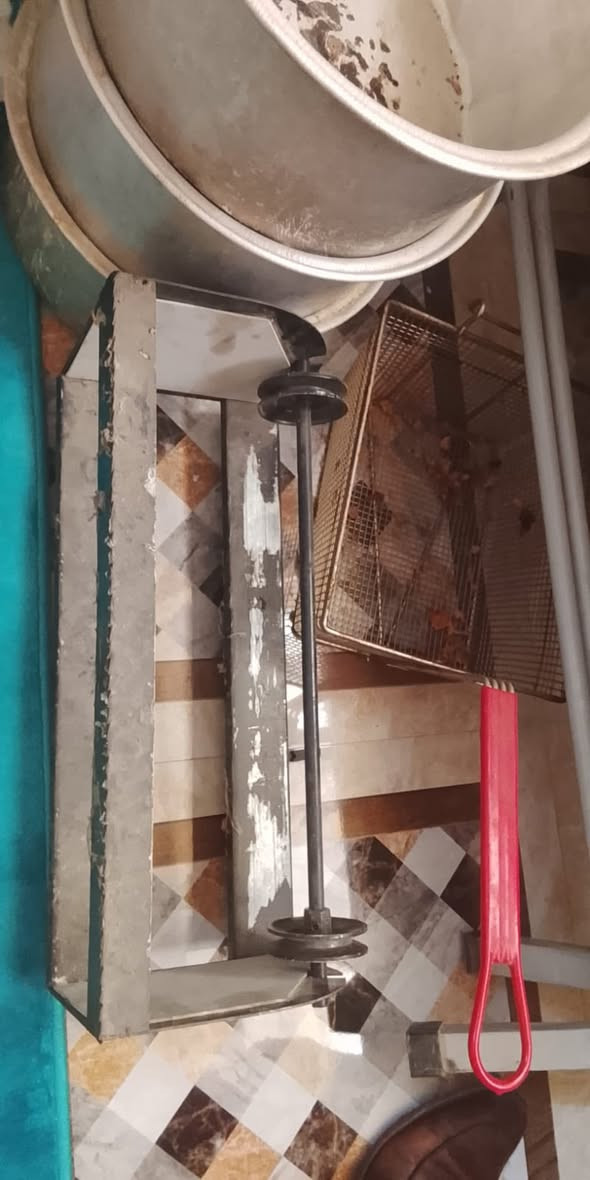 اغراض مطعم للبيع
السنك 250
المبرده 350
الفاترينا مال عصاير او ترهم فلافل 200
الشوايا مال شاورما 350

مكينة العصير ٣٥
الميز والكراسي والسيبايات ١٥٠ كلهن

***********للاستفسار الاتصال على هذا الرقم
