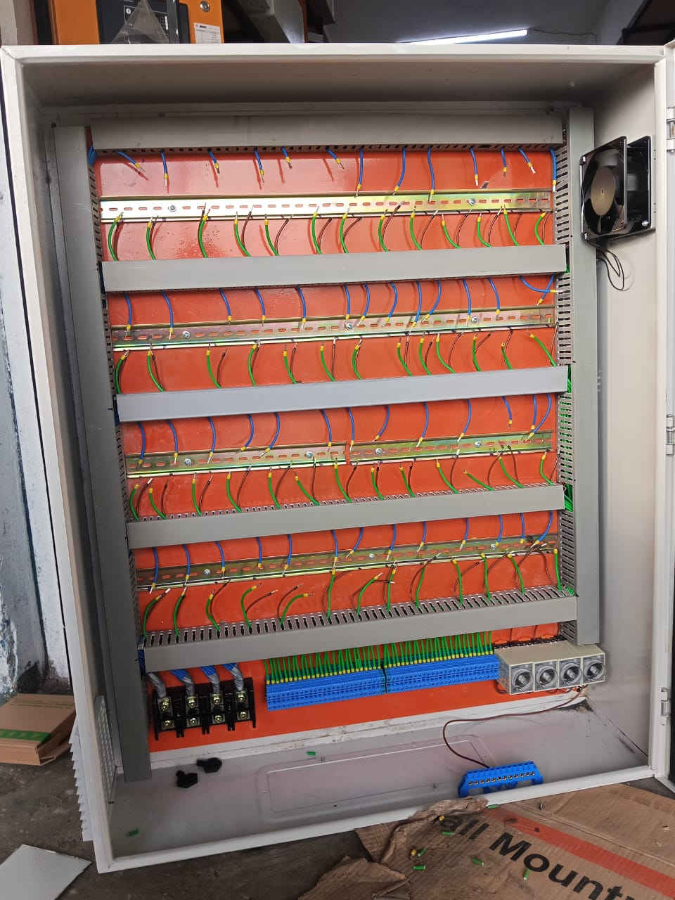 من ورشة ويف WAVE الهندسية
كابينة خطوط اشتراكات المولدة
يحتوي على فان تهوية  وتايمرات حيث يكون التحميل على الفيزات على التوالي ويكون واير التغذية 2.5 ملم و واير المشترك 2.5 ملم والبارد 1.5 ملم نحاس اردني الصنع ستاندرد اصلي
سعر البورد 22 خط صندوق حديد مغلون قياس 50*60 =  160  الف
سعر البورد 36 خط صندوق حديد مغلون قياس 60*80 = 225 الف
سعر البورد 52 خط صندوق حديد مغلون قياس 80*100= 325 الف
سعر البورد 75 خط صندوق حديد مغلون قياس 120*100 = 480 الف
 
مستعدون  لعمل اي كابينة خارجية  وحسب الطلب مع اعطائنا التفاصيل لكي يتم حساب التكلفة بشكل دقيق  
 
يوجد توصيل الى كافة محافظات العراق
يصل الطلب إلى بغداد خلال 24 ساعة
والى باقي المحافظات خلال 72 ساعة
سعر التوصيل إلى جميع المحافظات 10 الف دينار
 
تصميم وعمل المهندس محمد يوسف
للطلب والاستفسار يرجى الاتصال على الارقام التالية
واتساب و فايبر  
***********
***********
