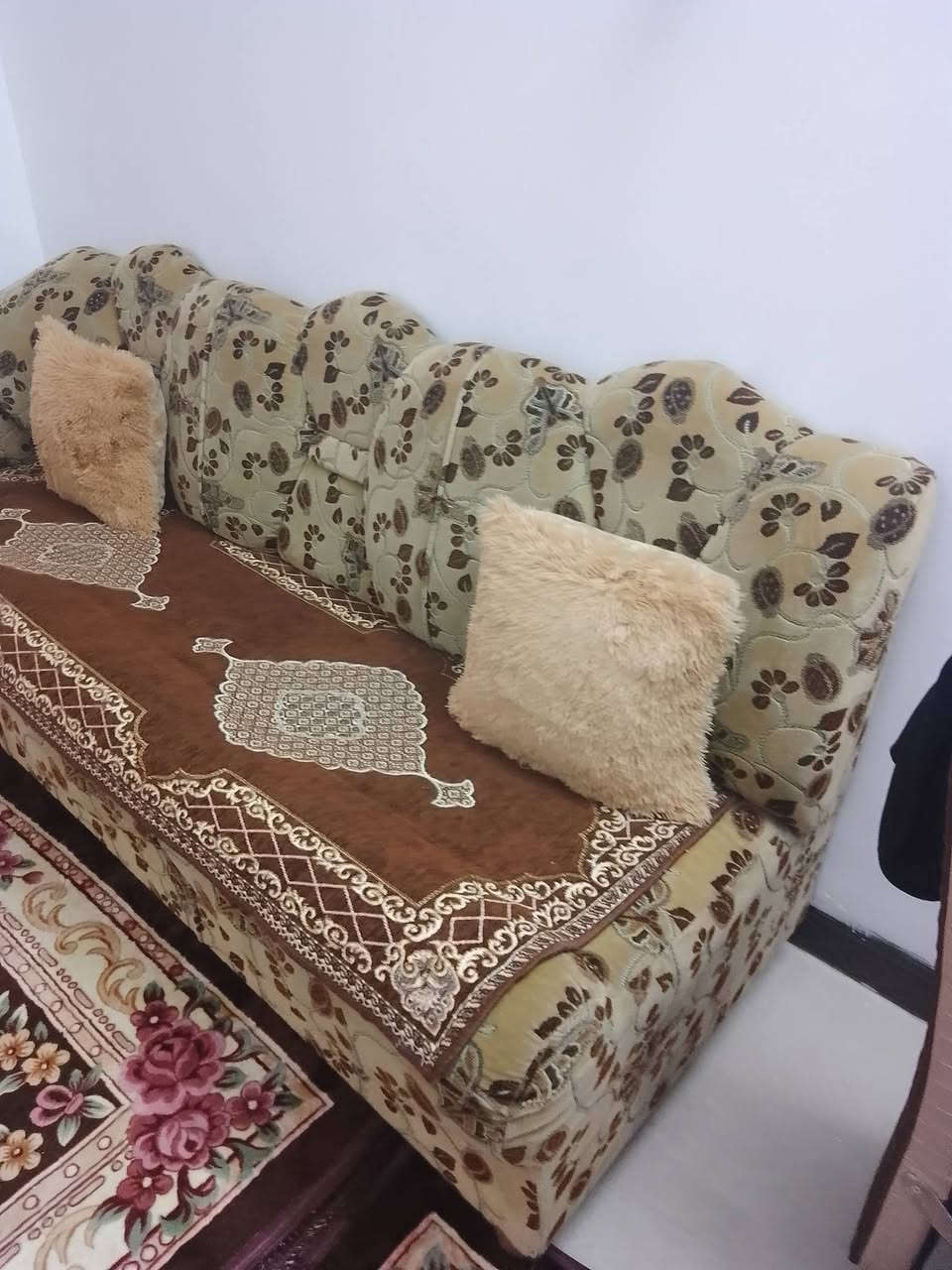 ديوان للبيع نضيف حيل شغل عراقي 10امتار السعر 200الف ***********
