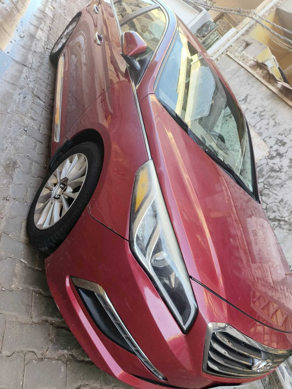 السلام عليكم
سوناتا 2015 سياره لمتد 
فول مواصفات ماعده الفتحه
محرك 2400 كير ومحرك كفاله
سياره امريكي 
ضربته جاملغ وبنيد بدون تبديل
مواصفات 
تدفئه وتبريد كشنات 
كامره خلفيه 
رادار
داخل جلد
بصمه
6 ايرباگات
شاشه
مصابيح اماميه لد
كشنات كهربائيه
قطعتين تبريد
سياره بيه تخم تاير جديد وباتري جديد 
رقمه بغداد 
ملاحظه سنويته ساقطه من 2020 
اذا طلعت عليه غرامات عليه 
سعره 125 وبيه مجال 
للاستفسار ***********
***********
مكان بغداد الشعله
