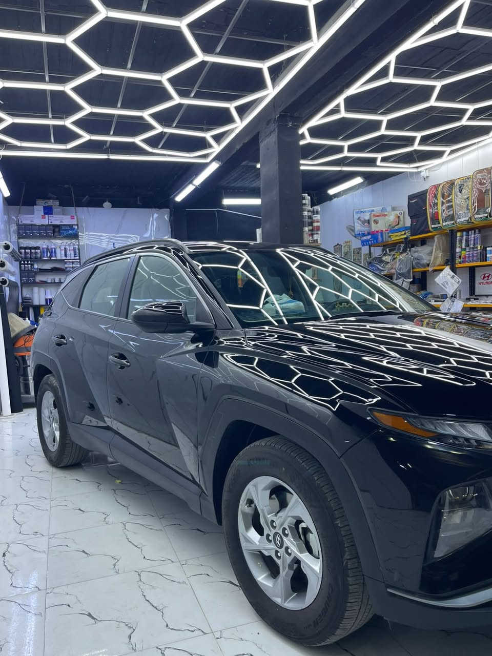 السلام عليكم 
———————🔥
النوع:توسان 
سنه الصنع /2024
حاله السياره بوضع الشركه🚙 
محرك وكير بحاله ممتازه جداً 🔥
جاهزه من كل النواحي مابيها كل نقص 
المواصفات /
———————
بصمه 👀
شاشه كبيره 😘
كامره خلفيه 🎇
تحكم ستيرن 🔥
مثبت سرعه 🌹
رادارات عدد 4🌧️
حساسات متكامله 💨
نضام ECO💬
نضام اقتصادي الوقود 💪
———————————-
السعر 223 وقابل للتفاوض 
او مراوس بهايلوكس 15/16/17
للاستفسار /***********
