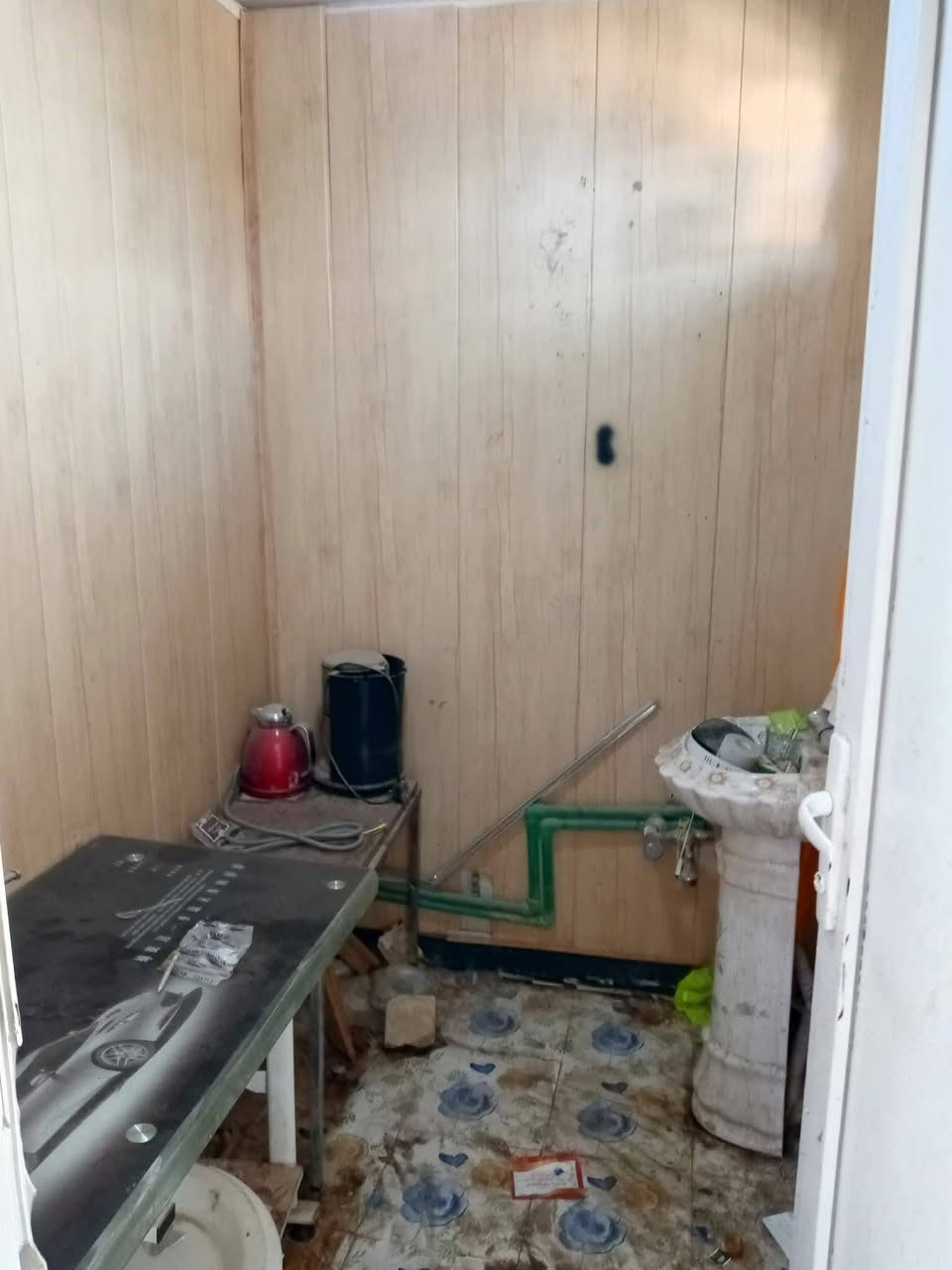 كرفانات عدد 2واحد 7متر وثاني 12متر مكانهن بصره كل كرفان يختوي على غرفتين وداخل كل غرفه صحيات
***********
