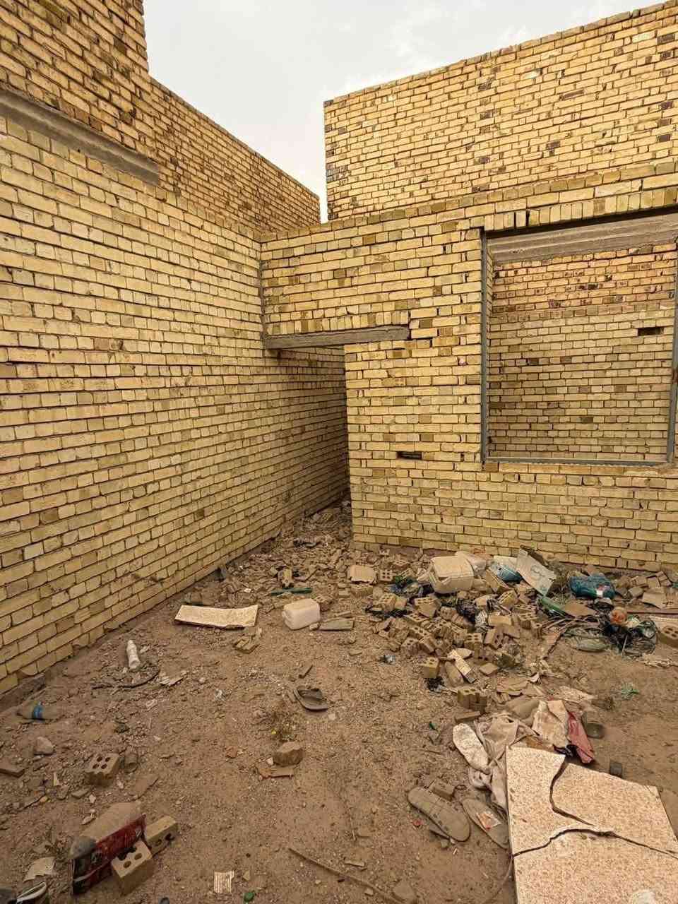 هيكل للبيع  200م مربعة
الموقع ، سايدين المطار مقابيل باب خروج المطار فرع محطة العابدي لغسل السيارات
يتكون من استقبال مفتوح على هول او غرفه طعام ضيوف ومطبخ ومكشوفات 2 وصالة   وغرفتين وحده سويت وصحيات 
سعر 37 مليون مع المجال***********
