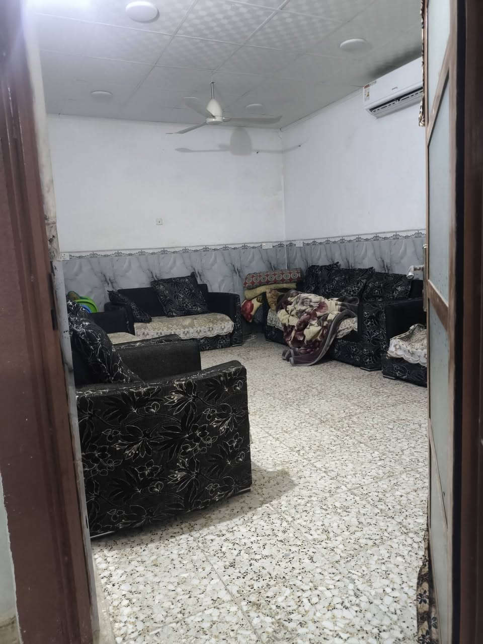 السلام عليكم
بيت معروض للبيع في ابو غرق تحديداً في منطقة المسافر يحتوي على غرفتين نوم واستقبال وكلدور 2 لمعرفة تفاصيل اكثر يرجى الاتصال على الرقم أدناه *********** - ***********
