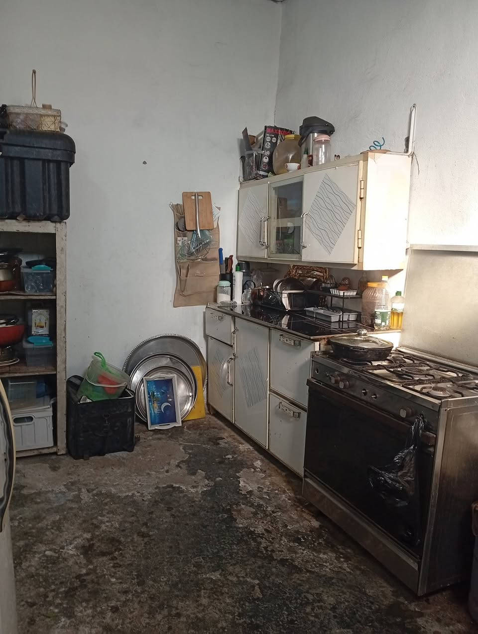 السلام عليكم بيت تجاوز مساحه 200بي غرفتين وصاله ومطبخ وحمام السقف سندوتج وبي مساحه كدام البيت هم ضمن البيت السعر 16وبي مجال ***********
