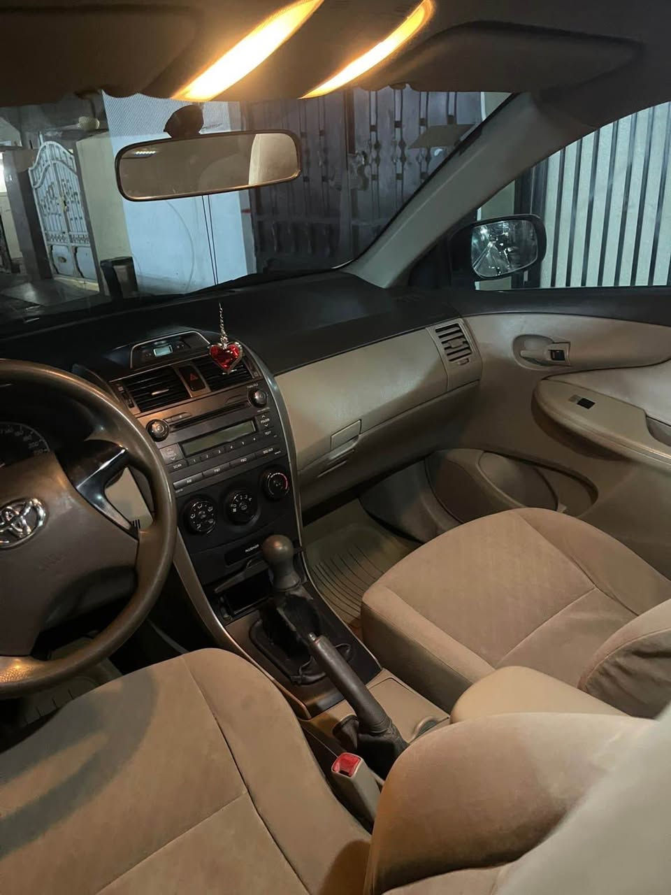 تةكسي بيكاشؤ مؤديل 2010سةيارةكة 10پارجة رةشة يةك بستي سةر جاملخي هةيتي جةمپةكي خةفيفي پشتي جوار جئ تةزرةية تةزرة نية بةس بة تةزرة سةقفي لةبؤ سةحريشي 130محامةلة ر.م  4365297 0750 شوئن هةولئر نةحيةي رزگاري أربيل, العراق
