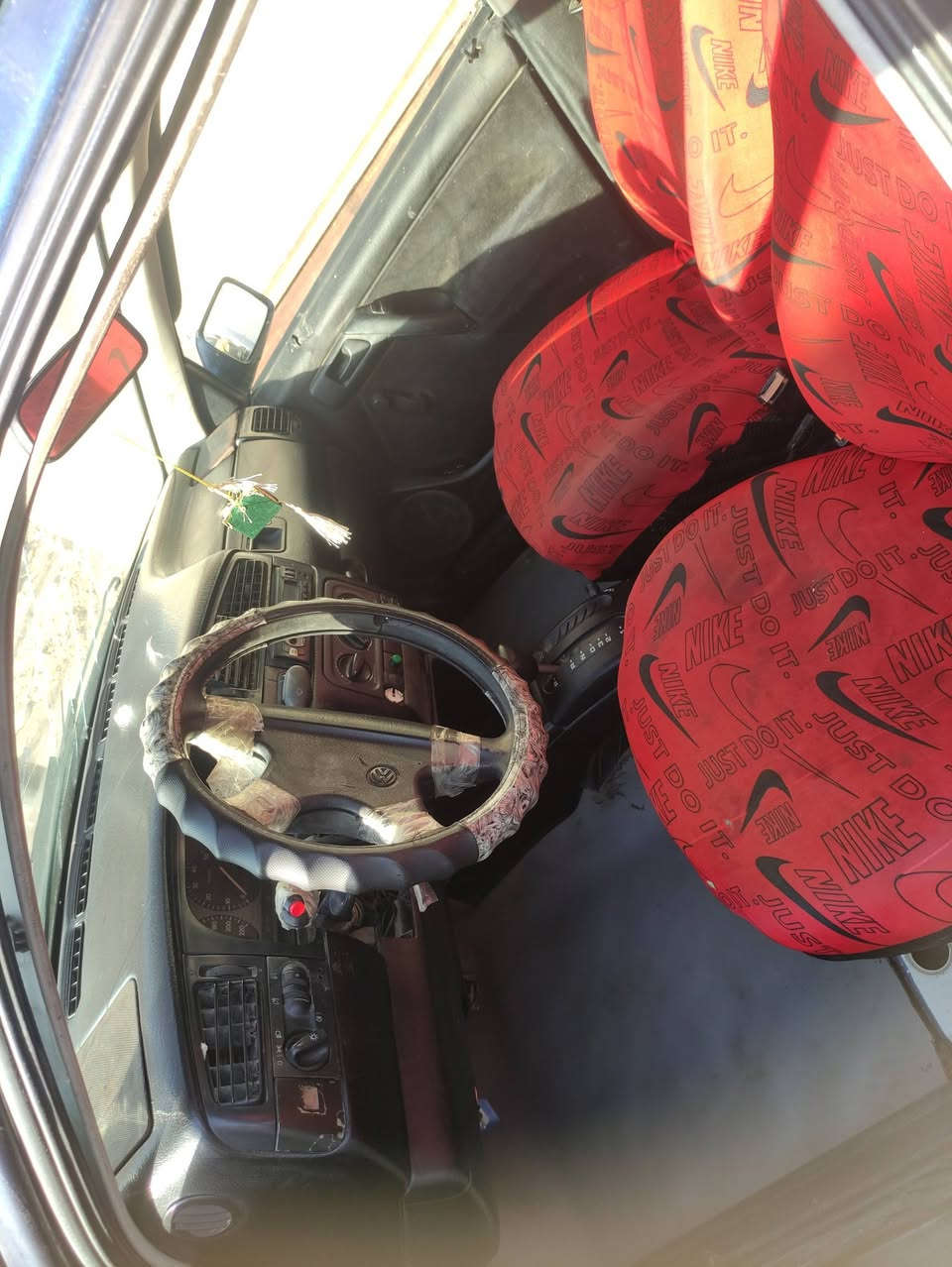 كولف ٩٣تبريد ويه سويج  مصبوغه عام للجماليه بدون خياس كهربائيات كلشي شغال كير اوتو مكينه ١٨٠٠جدد  سعر٣٧ وبيه مجال شراي او مراوس بسياره اكبر *********** رقم بغداد وراعيه بغداد
