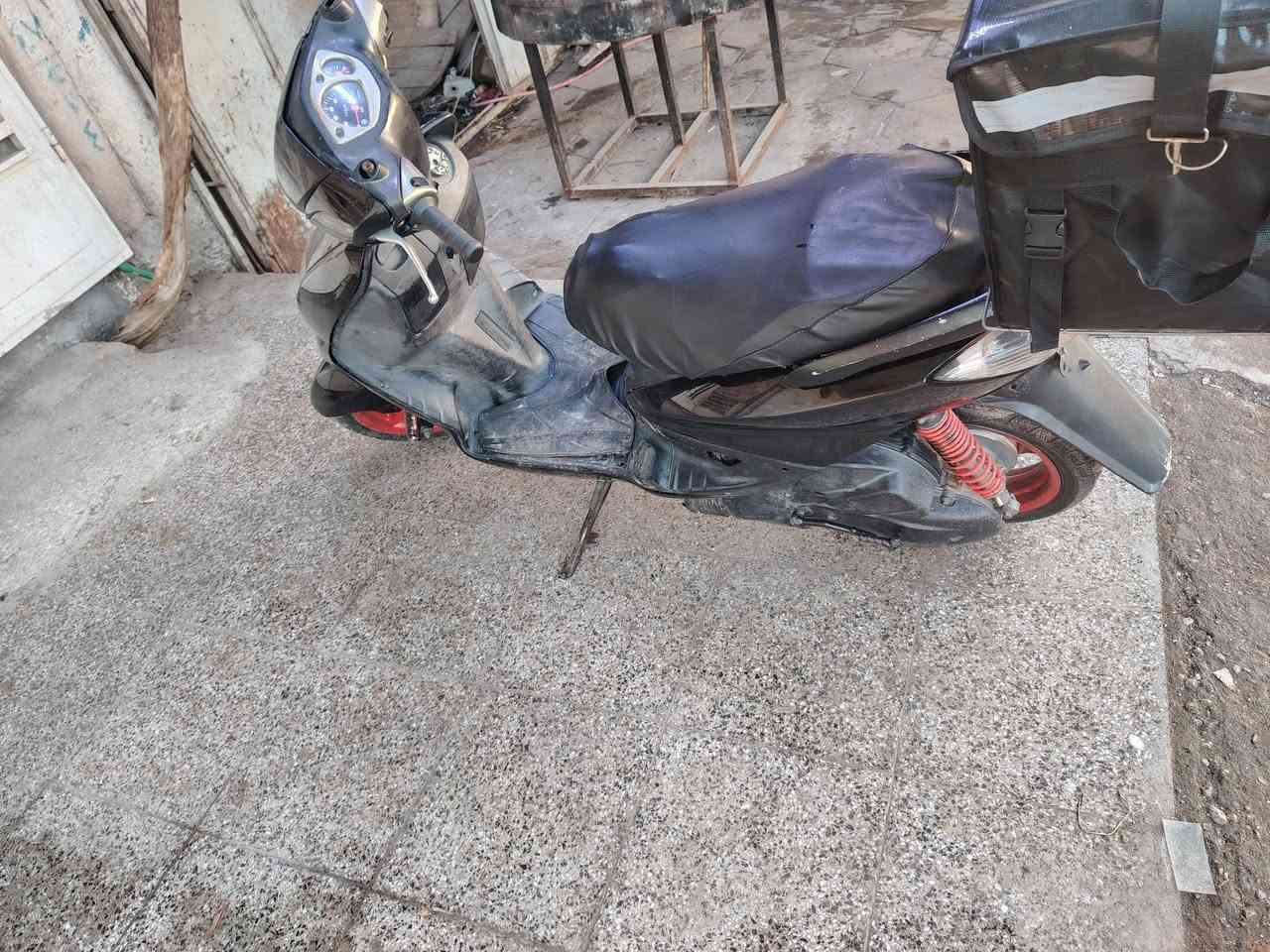 اسلام عليكم سكنز ياباني نثيه كبريتر سرعه١١٠ دراجه حلوه ونضيفه كهربايات كلها شغاله نكره سلف السعر٦٠٠ وبيها مجال عنوان بغداد الدوره ***********
