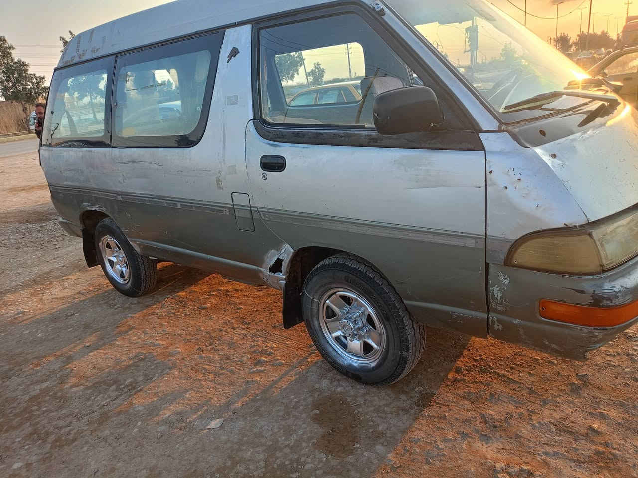 سلام عليكم فاره للبيع موديل 92 سيارة كير ومحرك بيها ونجي رقم واسط السعر 17  وبيها مج العنوان واسط العزيزية الاستفسار ع رقم الهاتف ***********
