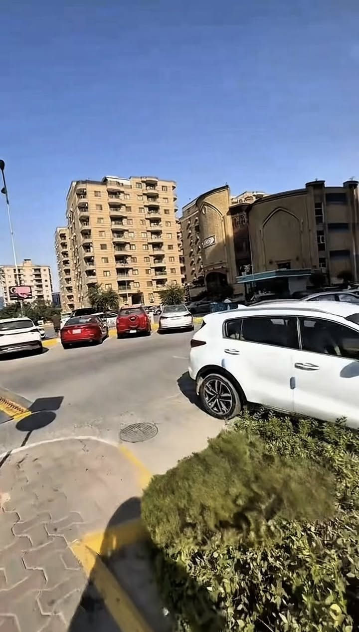 🪟 شقة للبيع مؤثثة بالكامل بمواصفات مرتبة وإطلالة بانورامية، ضمن مجمع مرغوب وهادئ📍مجمع الأيادي (بسكولاته)

📐 المساحة: 163 متر. 
🏢 الطابق: السابع.  البناية: رقم 16. 
🌄 الإطلالة: بانورامية مميزة على النادي. 
🛏 عدد الغرف: 3 غرف نوم• غرفة ماستر. 
🔹 البيع: نقد (كاش فقط)السعر أقل من سعر السوق 💥

✨ مواصفات الشقة:
• مؤثثة بالكامل وجاهزة للسكن إطلالة.  بانورامية تختلف عن الإطلالات الاعتيادية. 
• باب قاصة فاخر (بديل الخشب). 
• أرضيات مرمر سبالت عدد 4 مع كراج سيارة داخل العمارة.

📄 السند:سند مستقل وجاهز يفتح باسم المشتري مباشرة. 

📲 للتفاصيل واتساب فقط:
***********

