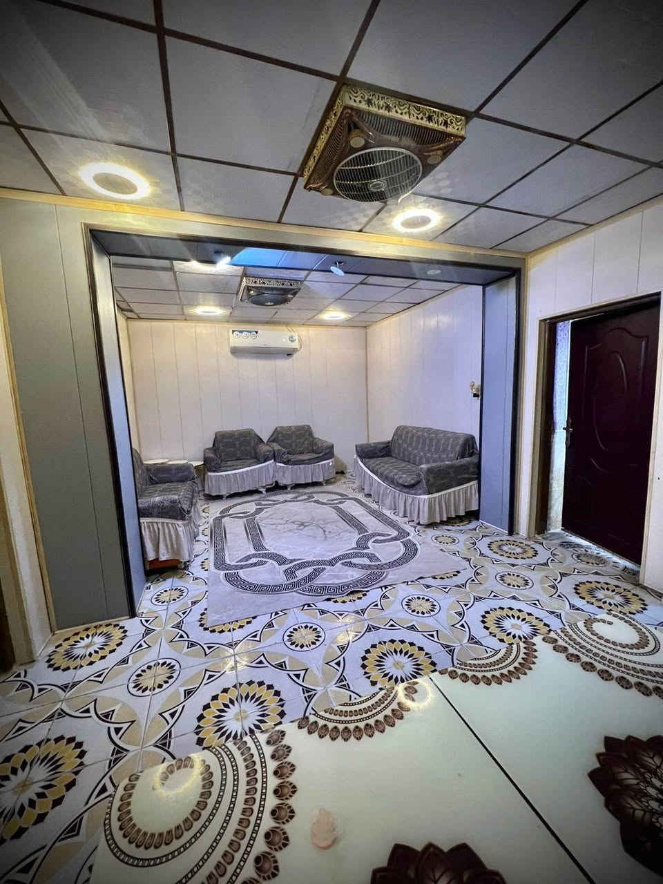 السلام عليكم دار سكن طابو ملك صرف تحويل مباشر 
يحتوي على ديوانيه وصاله ومطبخ وغرف 3 في الطابق الاول وحمام خارجي والطابق الثاني يحتوي على غرفه سويت9*5 والحمام 5*3 .والمطبخ 5*5 
لأستفسار :*********** البصرة, العراق
