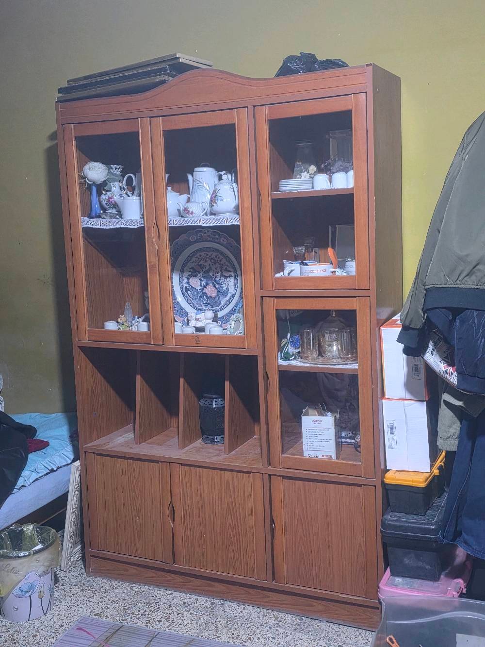 العنوان / سيدية / حي الاعلام 
بوفيه مثل ما موضح بالصورة 
سعرها ١٥٠ الف وبيها مجال 