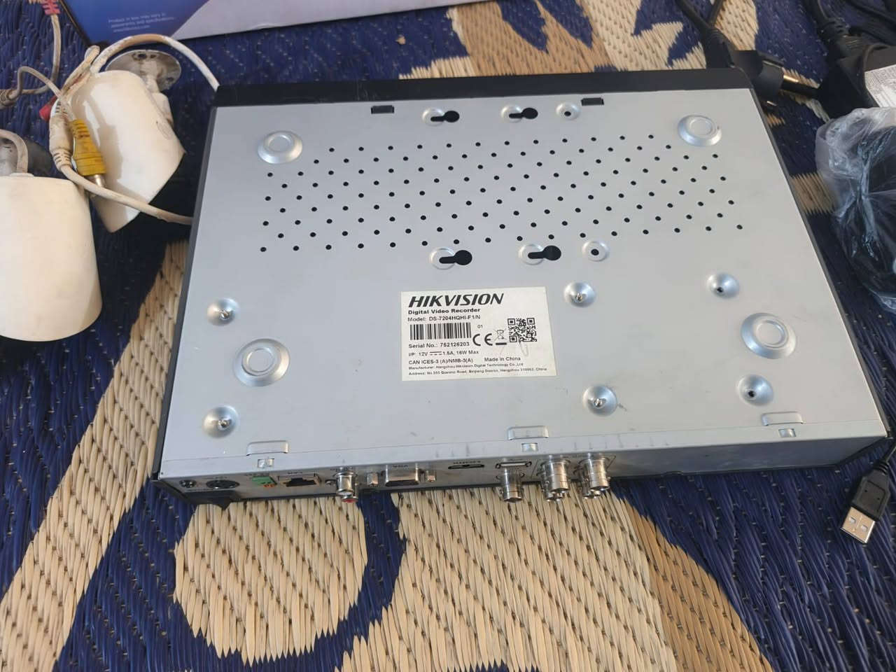 للبيع منظومة كاميرات هيكفجن (Hikvision) أصلية نظيفة جدًا وشغالة 100%. البكج يضم جهاز DVR 4 قنوات مع 4 كاميرات خارجية Bullet ضد المطر، بالإضافة إلى الماوس ومحولات الطاقة الكاملة لكافة القطع. المنظومة جاهزة للتركيب (نقصها فقط الهارد والوايرات الطويلة). السعر: 75,000 وتساب ***********
