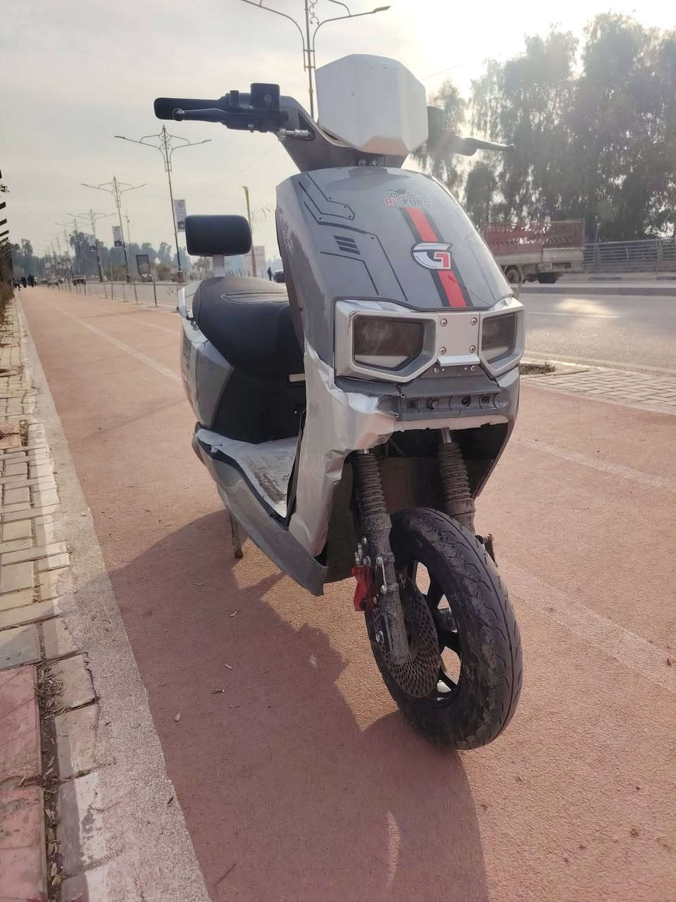 دراجه للبيع كامله المواصفات الدراجه فقط متعرضه الى حادث والحادث ليس بضرر كبير على الدراجه الدراجه جاهزه كامله للقياده لا يوجد بها اي نقوصات السعر 375 رقم الهاتف ***********
