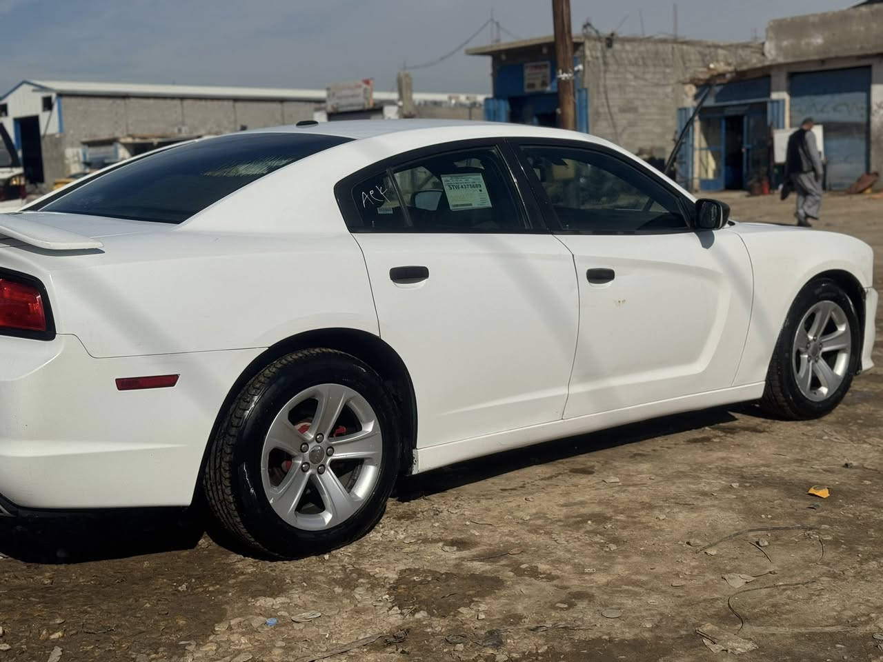 (سلام عليكم جارجر ) موديل 2013 
رقم بغداد تحويل سياره كير محرك 3600 
تبريد تخم تاير حداديه فول كامله 
قطعتين تبديل جاملغ امامي وبنيد وباب صدر مباوك رش 
سياره شواصي سليمه طخه 4اصابع بالغد 
 شاشه كبيره ٨ نمر كامره كير  السعر /155)*********** ناصريه قلعه سكر
