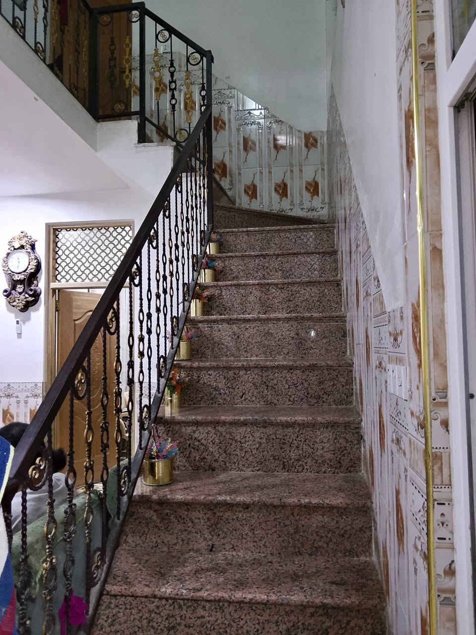 السلام عليكم..دار للبيع ..حي الزهراء جهه الزراعي..اله مدخلين من شارع غسل بغداد..او شارع عبدالله الرضيع.. مساحة الدار 175 ..واجهه 7..نزال 25..يتكون من طابقين .. الأول... غرفه.صاله.مطبخ.كلدور..مجمع صحيات..مناور2..طارمه جبيره..صحيات خارجيه+ مطبخ خارجي.
..الثاني

3غرف نوم..كلدور..مجمع صحيات.. وأخيرا السطح.. الخاص مفتوح..

للاتصال ***********..بناء جيد جداً سنه2019

السلام عليكم..دار للبيع ..حي الزهراء جهه الزراعي..اله مدخلين من شارع غسل بغداد..او شارع عبدالله الرضيع.. مساحة الدار 175 ..واجهه 7..نزال 25..يتكون من طابقين .. الأول... غرفه.صاله.مطبخ.كلدور..مجمع صحيات..مناور2..طارمه جبيره..صحيات خارجيه+ مطبخ خارجي.
