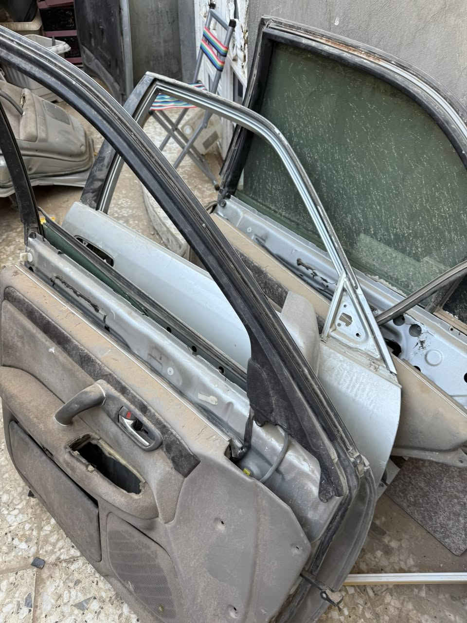 ٤ بيبان ملكة سلفري كرستال مع شباج بنيد مع بنيد وچاملغات أماميات النظافة ٧٠٪؜ مال صبغ يعني القطعة ب ٤٠ الف قفل مكاني نجف 
***********
