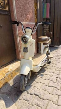 دراجه شحن للبيع جديده ما صارله 3 ايام من واخذها والله  ‏ملف مالها 1000...