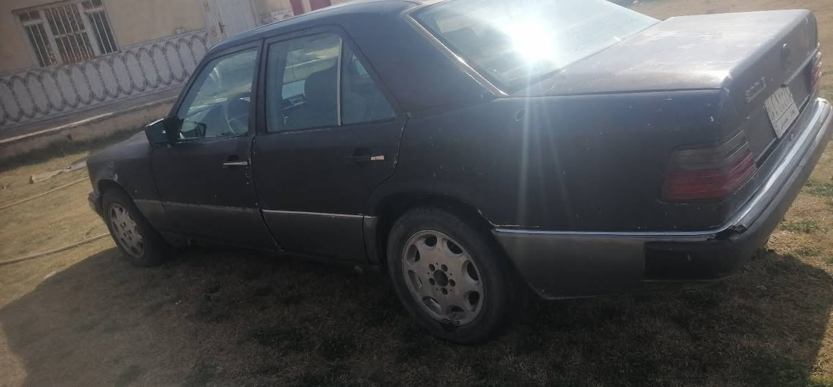 السلام عليكم مارسيدس دب موديل ١٩٩٠ رقم بغداد مشروع وطني مكينه ثنين ونص تبريد ثلج وحداديه ٧٥ بل ميه غرفه نضيفه مكاني ذي قار *********** السعر ٤٣ وبيها مجال بسيط
