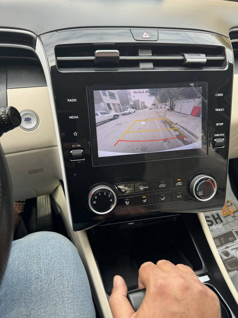 توسان 2023 خليجي اللون ابيض ماشية 40 الف المواصفات بصمه ابواب وتشغيل و كرسي كهربائي عدد2  والداخل ابيض المحرك 2000 كير محرك كهربائيات صدر كير محرك تبريد مكفول من كلشي بدون صبغ فقط بيه بارد الباب الخلفي عكس السائق  الرقم بغداد مشروع وطني مكان السيارة بغداد الاعظمة او الصليخ السعر 213 ورقه بسه مجال اذا مراوس حسب القناعة للتواصل *********** ابوحسن
