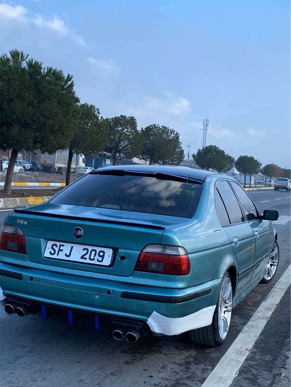 BMW 525e V6 2002
ئه گه ر مشتري ني بئ زارمان مه كه 

قه پات مواسه فات  جام فو تو ئاوینه گه وره M5  بلادي سه قف شه مو کوشن جلد کوشن خه زن می موری کوشن هیته ر ته له فون سوکان M سوکان کا ره بای تحديد سورعة و فوليوم شاشه گةورة كاميره بيلادي 
زور مواسه فاتی تره له گه له 
هه مو شتیکی بیلادی خوی ده سکاری نه كرا وه
مه نه فیستی ئه سلی خوی له گه له ابراهيم خليل
وهک سفر وا یه ماشاء لله
سةيارةكة لؤكو خاوينة دةعامي لؤدةعامي بةشةرت
يةك دينار مةسروفي تيدانية زؤر زؤر بةقوةتة
بي دعم و ليدان هەموو گیانی بە شەرت 
كير و مةكينة ته بريد و هيته ر كاره باي بةشةرت
شوێن :سؤران
ژمارەی موبایل:*********** أربيل, العراق
