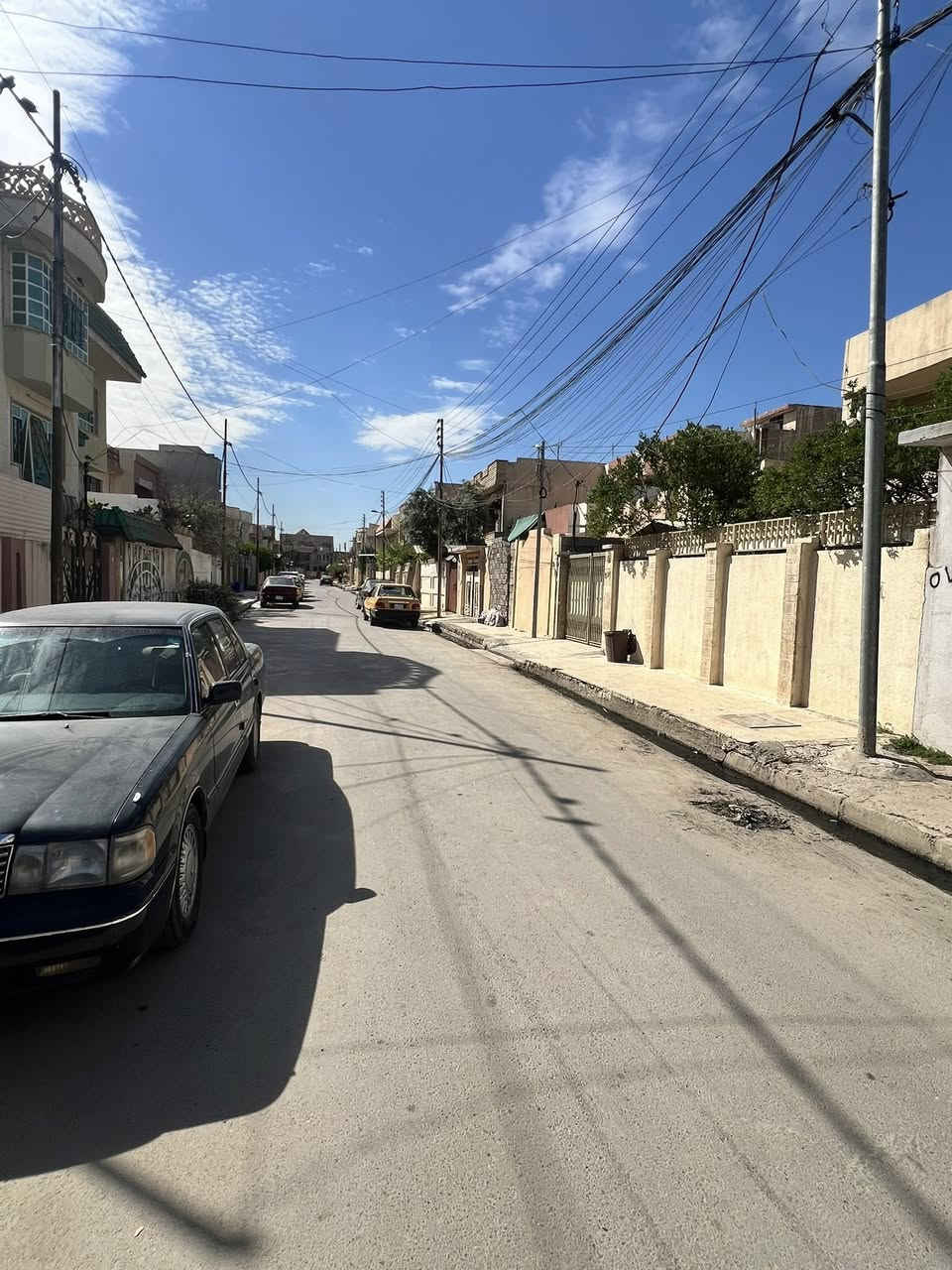 دار للبيع في حي الرفاق 

يقع على شارع بعرض 12 متر 

اتجاه الدار قبلة 

مساحة الدار 229 متر واجهه 10 متر 

الدار يباع بحساب ارض 

الدار مكون من طابقين اربع غرف نوم 

للاستفسار اكثر مراجعة مكتب العمران لتجارة العقار او الاتصال على الارقام التالية 

***********
***********
