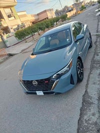 نيسان سنتر  اللون امسمنتي موديل 2024 مواصفات SV ماشيه 38000 داخل قرميد...