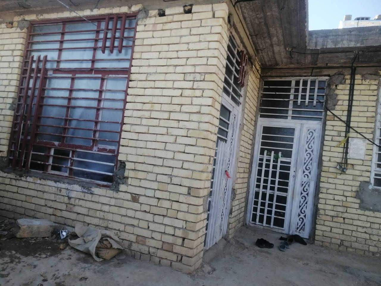 بيت في كربلاء شارع الحافظ قرب المشتل ملك صرف سند خمسه وعشرين مساحة متين وخمسين متر    يحتوي على غرفتين  5 في 4 صاله 10 في 5 مطبخ اربعه بخمسه مضيف  8 في 4
 تبليط للباب رساله كهرباء مولده كامل خدمات ملاحضه نقص البيت فقط بياض                              ***********
