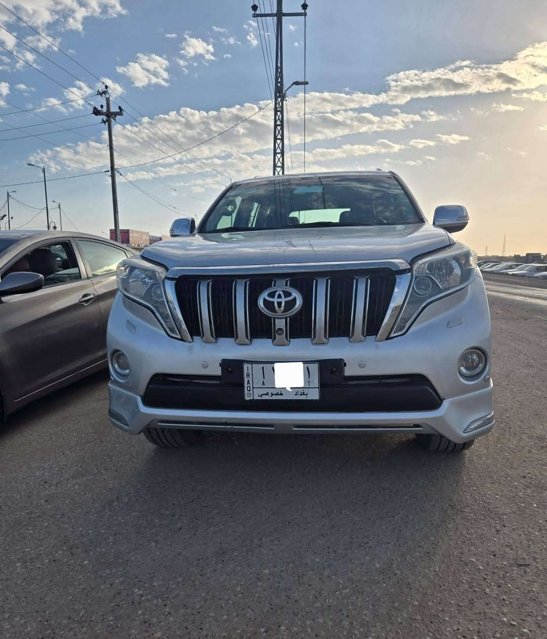 السلام عليكم  
تويوتا برادو. 2010 VX.L فول الفول  
للبيع 
السياره مكفوله  من صبغ 
السياره عليها ادامه كامله
رقم بغداد.  تحويل ثاني يوم 
مواصفاتها : 
-سلايت قماره
دبل تانكي 
ويل فكسار 
لايت زنون
٤كامرات كامرات محيطيه 
-مثبت سرعة
تحكمات استيرن
-حساس خلفي
-كشنات كهرباء عدد ثنين 
- اشارات بالمرآة
- كشافات ضباب
-كشنات جلد   
-شاشه اصلية 
-حساس تاير   
-مانع انزلاق
-اربع جام اوتو
-لايت زنون ناصي ***وعالي
-بصمه
-تكم ارضيه ليزري 
-تحكمات فول ستيرن 
-نظام زحف 
-ترحيب
صاج ملكي 🫅 
-مري جانبي كهربائي (شفط)
7راكب 
٣قطع تبريد  
- بلوتوث
- مشغل CD
- منفذ AUX & USB
-محرك 6 سلندر 
اضائه داخليه بل عتب خارجيه وبل بيبان 
الاستفسار اكثر الاتصال 
   

عنواني الكوت 
***********
