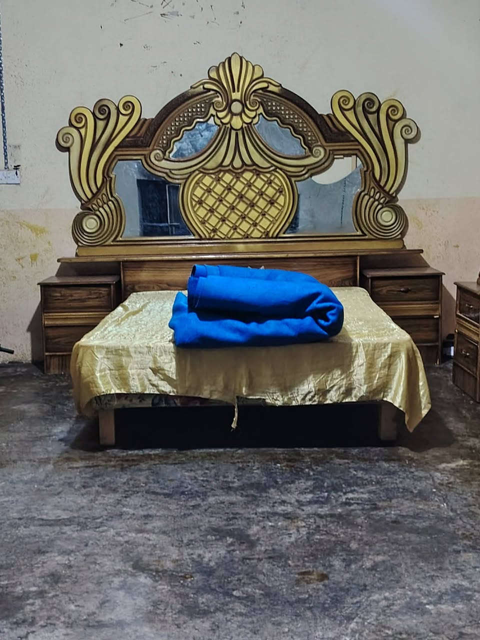 من رخصت المسؤل يوجد قرفه توج صاج داخل وخارج السعر ٦٥٠ وبيها مجال العنوان الرمانه الاستفسار على التلفون ***********
