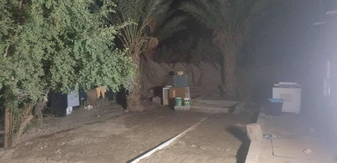 • الموقع: طريق السنية، نزلة معمل غاز الأمين، يبعد حوالي 800 متر عن الشارع العام. ((نوع السند 25 مداور مباشر)) بسمي
تفاصيل الحدايق

حديقه الاوله
بيه نبگ اوصفصاف اوخمس نخلات حمالات 

حديقه الثانيه 
بيه تين اوتفاح نومي حامض رارنج اوتكي  اوعنب بعدهن ازغار اودايره ورد

تفاصيل البيتين

البيت الأول (بناء جديد 
 • غرفة نوم 4×5 م
 • صالة 4×7 م
 • مطبخ 3×3 م
 • اوصحيات داخليه

البيت الثاني
 • 3 غرف نوم
 • صالة
 • مطبخ
 • حمام
 • طارمة
اوصحيات داخليه
اومضيف معزول
⸻
استفسار اكثر ***********
• الموقع: طريق السنية، نزلة معمل غاز الأمين، يبعد حوالي 800 متر عن الشارع العام. ((نوع السند 25 مداور مباشر)) بسمي
