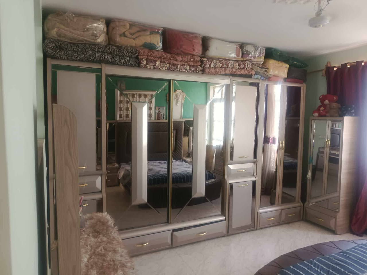 سلام عليكم غرفه تركيه ١٢ قطعه مستعمله بيهاضرر قليل وبيها رطوبه السعر ٤٠٠ وبيها مجال بغداد البلديات ***********
