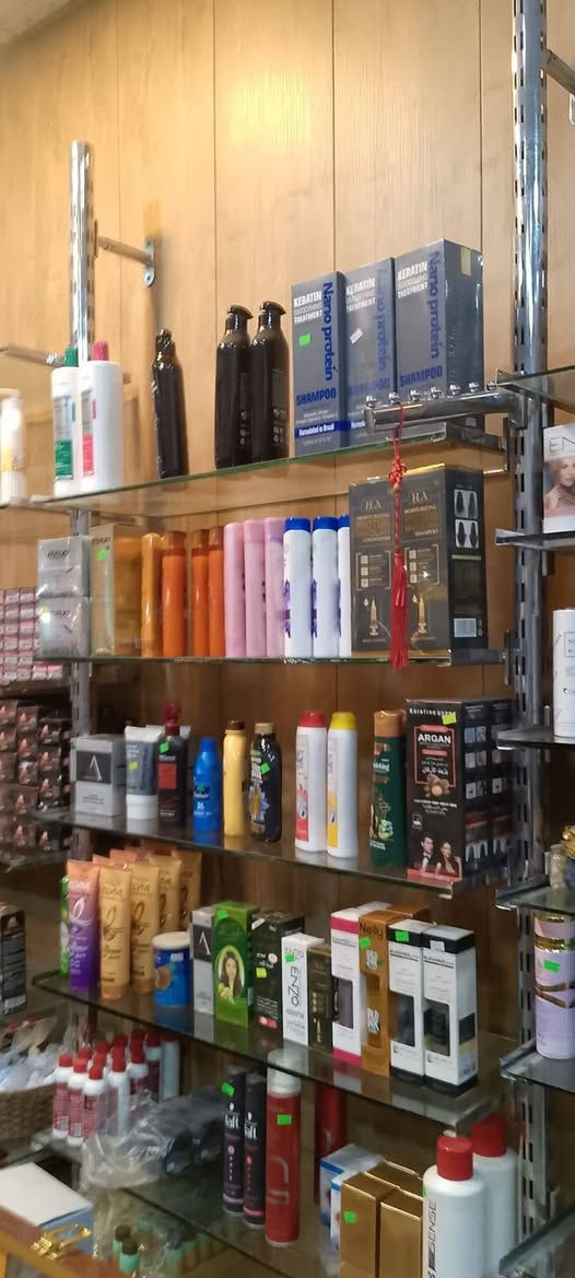 فاترينا عدد 5 قياسهم متر وعشرين تقريبا وجام (رفوف) 
شارع فلسطين
 
***********
