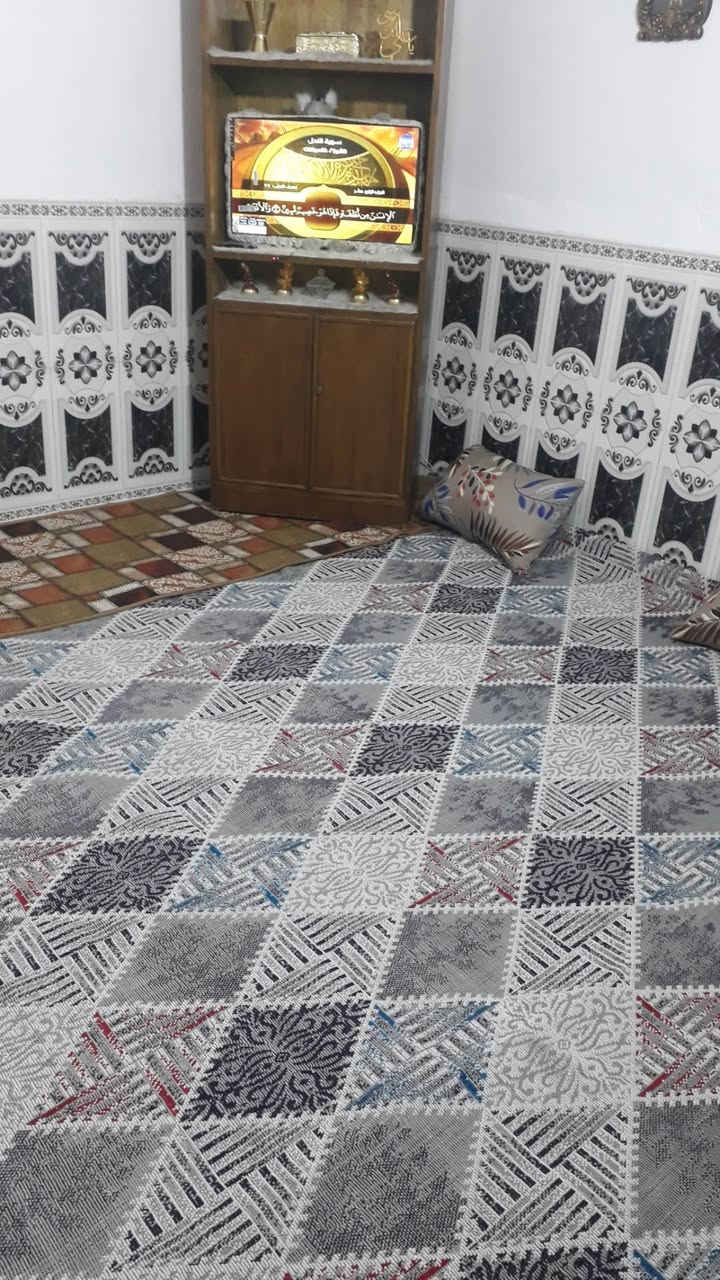 السلام عليكم مشتمل للبيع المتنبي قرب أسواق بيت كيطان يبعد عن ٥٠متر المساحه ٩٠متر بي أستقبال وغرفه ومبطخ وصحيات داخليه وخارجيه ومنور البيت نظيف وبناء جديد السعر ١٩وبي مجال ***********واتساب
