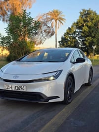 تيوتا بريوس 2023 للبيع  حادث باب خلف السائق والجاملغ صبغ سيارة جاهزة و...