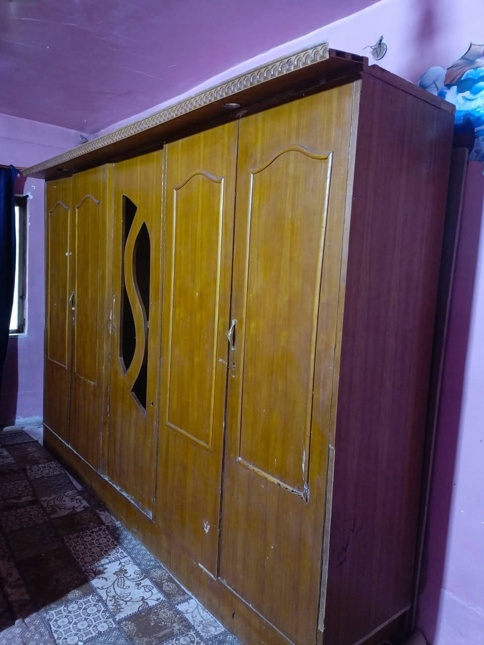 كنتور وميز مرايا للبيع اثنيهن ب١٠٠ بيع مستعجل عنوان حي العصري ***********
